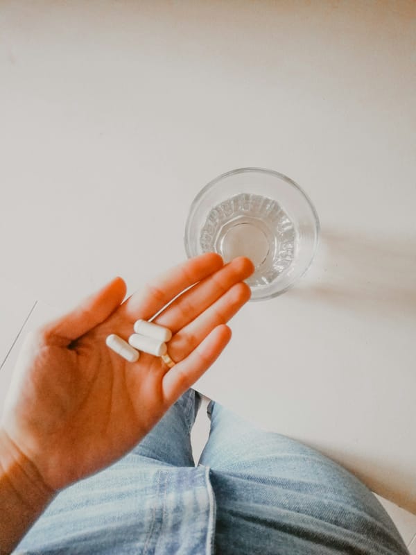 First-Open Headspace and Post-Opening Oxidation of Blushwood Berry Tinctures: User Reports on Bottle Life After Seal Break
